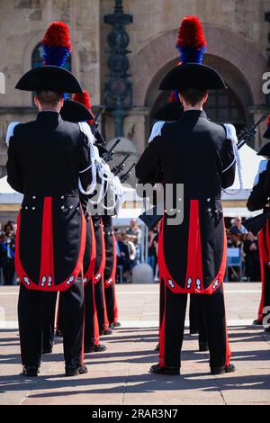 Due carabinieri in uniforme piena girati fianco a fianco durante la cerimonia del 2 giugno, festa della Repubblica Italiana. Foto Stock