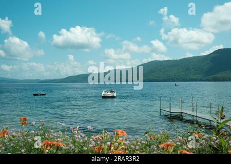 Lago George in una splendida giornata estiva, Silver Bay, New York Foto Stock