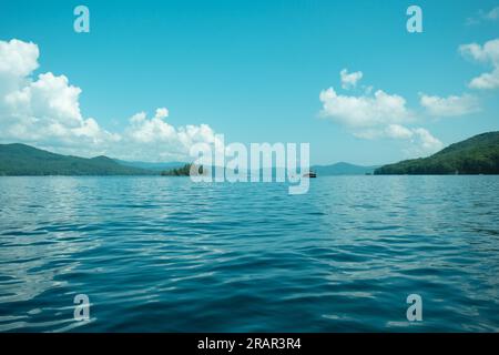 Lago George in una splendida giornata estiva, Silver Bay, New York Foto Stock