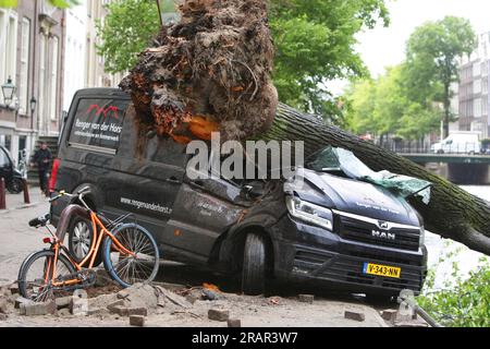 Amsterdam, Paesi Bassi. 5 luglio 2023. Un albero caduto sul furgone durante i forti venti della tempesta Poly presso il canale Herengracht il 5 luglio 2023 ad Amsterdam, Paesi Bassi. Una donna ad Haarlem fuori Amsterdam è morta in ospedale per le ferite riportate dopo che un albero è caduto sulla sua auto, l'aeroporto di Schiphol ha cancellato tutti i voli durante la mattina, diversi alberi sono caduti. La tempesta Polly ha attraversato i Paesi Bassi con raffiche di vento fino a 146 km all'ora (foto di Paulo Amorim/Sipa USA) credito: SIPA USA/Alamy Live News Foto Stock