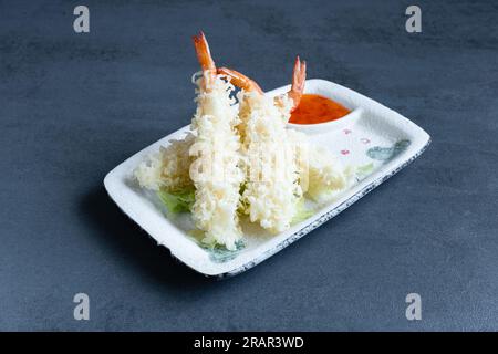 Ristorante sushi, vista di un piatto giapponese, EBI tempura con salsa. Foto Stock