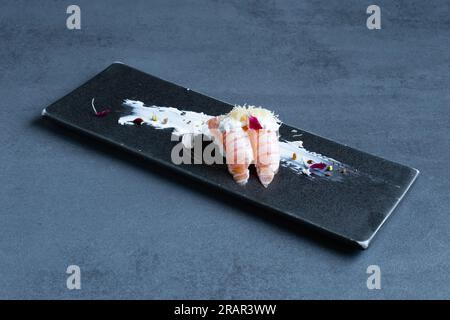 Ristorante sushi, vista di un piatto giapponese, Nigiri con salsa. Foto Stock