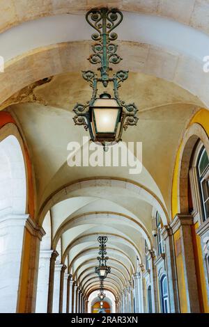 Archi portici in piazza Comercio, Piazza del Comércio. La piazza del commercio, la monumentale piazza lungo il fiume a Lisbona, la capitale del Portogallo. Foto Stock