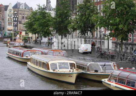 Amsterdam, Paesi Bassi. 5 luglio 2023. Una vista generale mostra le navi da crociera sui canali ormeggiate durante i forti venti della tempesta Poly al canale Rokin il 5 luglio 2023 ad Amsterdam, Paesi Bassi. Una donna ad Haarlem fuori Amsterdam è morta in ospedale per le ferite riportate dopo che un albero è caduto sulla sua auto, l'aeroporto di Schiphol ha cancellato tutti i voli durante la mattina, diversi alberi sono caduti. La tempesta Polly ha attraversato i Paesi Bassi con raffiche di vento fino a 146 km all'ora (foto di Paulo Amorim/Sipa USA) credito: SIPA USA/Alamy Live News Foto Stock