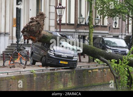 Amsterdam, Paesi Bassi. 5 luglio 2023. Un albero caduto sul furgone durante i forti venti della tempesta Poly presso il canale Herengracht il 5 luglio 2023 ad Amsterdam, Paesi Bassi. Una donna ad Haarlem fuori Amsterdam è morta in ospedale per le ferite riportate dopo che un albero è caduto sulla sua auto, l'aeroporto di Schiphol ha cancellato tutti i voli durante la mattina, diversi alberi sono caduti. La tempesta Polly ha attraversato i Paesi Bassi con raffiche di vento fino a 146 km all'ora (foto di Paulo Amorim/Sipa USA) credito: SIPA USA/Alamy Live News Foto Stock