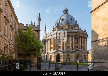 Vista sui college di Oxford del Queens (con cupola) Magdalen (con torre in lontananza) e All Souls in primo piano, su High Street Foto Stock