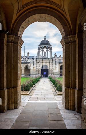 Guardando verso l'ingresso principale del Queens College di Oxford con la Cupola e lo stato della regina Caroline. Preso da fuori della cappella Foto Stock