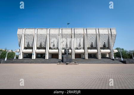 , Almaty, Kazakistan. 26 maggio 2023 Teatro Mukhtar Auezov contro il cielo blu Foto Stock