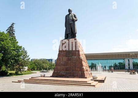, Almaty, Kazakistan. 26 maggio 2023: Monumento di Abay Qunanbayuli - è stato un grande poeta, compositore e filosofo kazako. Monumento istituito nel 1960 Foto Stock