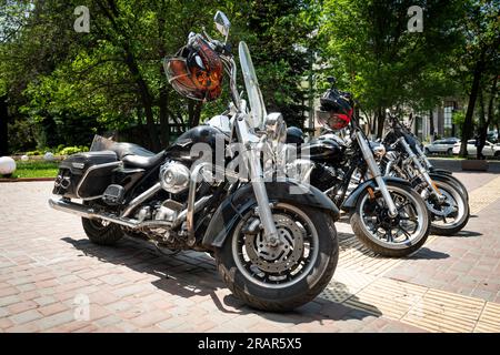 Biciclette di fila. Nel parcheggio di Almaty, Kazakistan, sono presenti diverse grandi moto Harley Davidson americane. 26 maggio 2023 Foto Stock