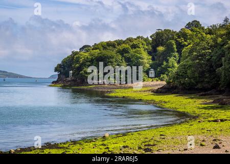 Milton's Temple e la costa al Mount Edgcumbe Country Park, Cremyll, Cornovaglia Foto Stock