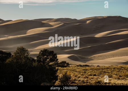 Enormi dune di sabbia fotografate al tramonto nel Great Sand Dunes National Park in Colorado, Stati Uniti Foto Stock