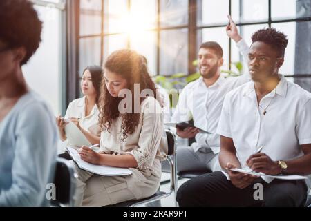 Gli imprenditori e la gente di affari conferenza nella moderna sala riunioni Foto Stock