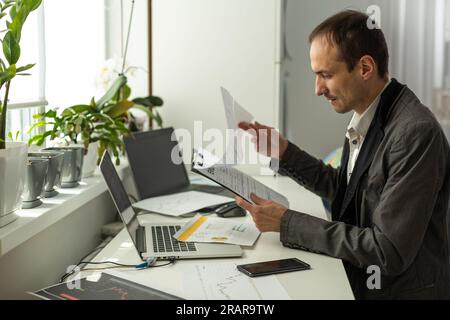 Un uomo d'affari di successo, il capo dell'azienda, l'investitore azionario, conduce il brainstorming finanziario con il gruppo dei soci multirazziali dalla video chiamata, discuta Foto Stock
