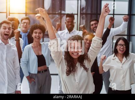 Team di giovani imprenditori e startup hanno business meeting e incoraggiando l'un l'altro per una buona energia per realizzare un piano di marketing di successo Foto Stock