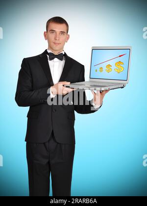 uomo d'affari in smoking con notebook con grafico sullo schermo Foto Stock
