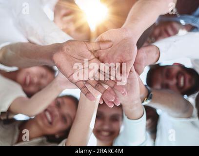 Selfie di giovani uomini d'affari sorridenti che si divertono insieme Foto Stock