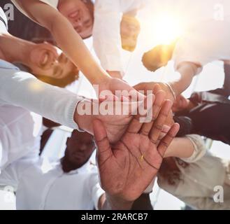 team aziendale multinazionale che cerca di mettere insieme le mani Foto Stock