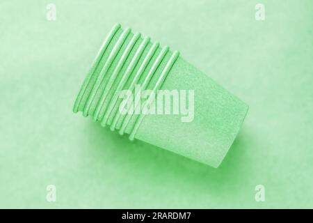 Bicchieri di carta monouso biodegradabile verde, vista dall'alto Foto Stock