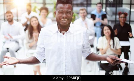 Vista ravvicinata degli ascoltatori dei seminari aziendali che si aggrappano alle mani Foto Stock