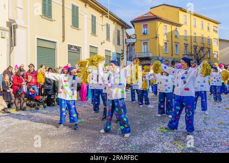 Cantu, Italia - 25 febbraio 2023: Sfilata di Carnevale, gruppo di ballerini, e folla, a Cantu, Lombardia, Italia settentrionale Foto Stock