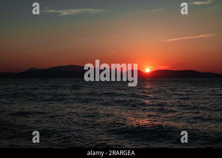 Splendidi colori del tramonto sulle montagne. Kusadasi, Smirne, Turchia. Foto Stock