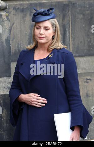 Il leader della camera dei comuni Penny Mordaunt lascia la cattedrale di St Giles dopo il servizio nazionale del Ringraziamento e della dedica per re Carlo III e la regina Camilla, e la presentazione delle onorificenze di Scozia. Data foto: Mercoledì 5 luglio 2023. Foto Stock