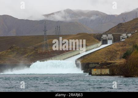 La stazione di Benmore Hydro, Canterbury, nuova Zelanda. Un torrente d'acqua riversa un gigantesco scalo Foto Stock