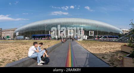 Strasburgo, Francia - 06 26 2023: Vista sulla facciata moderna dell'edificio della stazione ferroviaria di Strasburgo e sulla via pedonale dipinta con un arcobaleno Foto Stock