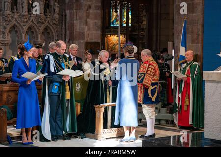 Dame Katherine Grainger presenta la spada Elisabetta a re Carlo III durante il servizio nazionale di ringraziamento e dedizione per re Carlo e la regina Camilla, e la presentazione delle onorificenze di Scozia, presso la Cattedrale di St Giles, Edimburgo. Data foto: Mercoledì 5 luglio 2023. Foto Stock