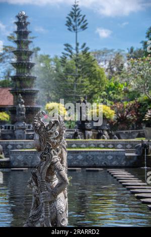 Sculture in pietra balinese nel palazzo dell'acqua 'Tirta Gangga' Foto Stock