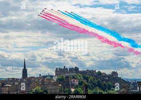 Edimburgo, Scozia, Regno Unito, 5 luglio 2023. Le frecce rosse sorvolano il Castello di Edimburgo verso il Palazzo di Holyroodhouse . Il re Carlo III di Edimburgo deve essere presentato oggi le onorificenze di Scozia nella Cattedrale di St Giles. Le onorificenze di Scozia sono i gioielli della corona scozzese. Iain Masterton/Alamy Live News Foto Stock