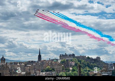 Edimburgo, Scozia, Regno Unito, 5 luglio 2023. Le frecce rosse sorvolano il Castello di Edimburgo verso il Palazzo di Holyroodhouse . Il re Carlo III di Edimburgo deve essere presentato oggi le onorificenze di Scozia nella Cattedrale di St Giles. Le onorificenze di Scozia sono i gioielli della corona scozzese. Iain Masterton/Alamy Live News Foto Stock