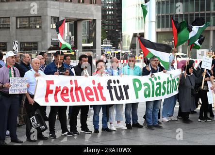 Berlino, Germania. 5 luglio 2023. I partecipanti a una manifestazione si esibiscono con lo striscione "libertà per la Palestina" su Potsdamer Platz. Israele aveva iniziato una delle più grandi operazioni militari in Cisgiordania e nel campo profughi di Jenin da decenni lunedì sera. Credito: Soeren Stache/dpa/Alamy Live News Foto Stock