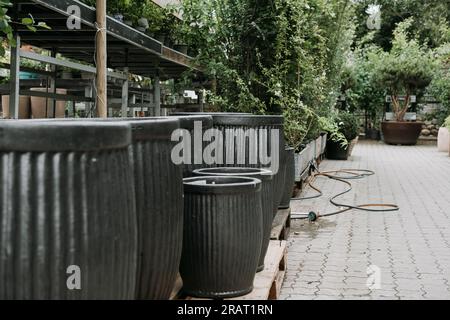 Enormi vasi di fiori in vendita al centro giardino Foto Stock