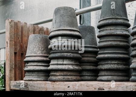 Vasi di fiori decorativi in ceramica bruciati vuoti in vendita sugli scaffali del centro giardino Foto Stock