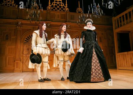 V/i - l-r: Samuel Barnett (Sebastian), Johnny Flynn (Viola), Mark Rylance (contessa Olivia) nella DODICESIMA NOTTE di Shakespeare all'Apollo Theatre, Londra W1 17/11/2012 a Shakespeare's Globe Production design: Jenny Tiramani illuminazione: David Plater regista: Tim Carroll Foto Stock