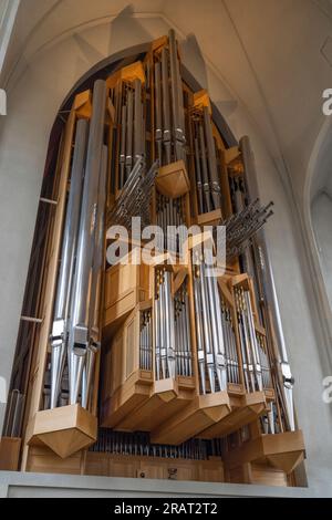 L'organista suona musica sull'organo della chiesa all'interno di Hallgrimskirkja Foto Stock