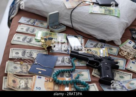 Sacchetto di prova accanto alle banconote in dollari in un'unità di indagine sul crimine, immagine concettuale Foto Stock