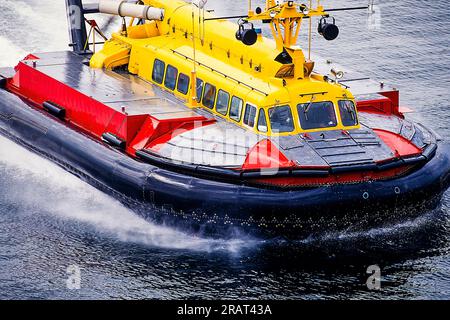 Aereo di un hovercraft che opera sulla costa della Columbia Britannica. Foto Stock