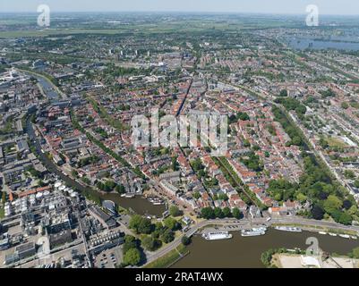 Foto aerea del drone: Incantevole mercato di Gouda e paesaggio urbano Foto Stock