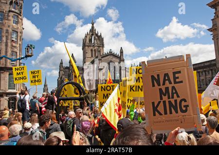 I manifestanti sia a favore che contro la monarchia si riunirono a Royal Mile, Edimburgo, Scozia, Regno Unito il 5 luglio 2023. Le proteste miravano a re Carlo 111 mentre frequentava il servizio nazionale del Ringraziamento e della dedica. Arch White/alamy Live news. Foto Stock