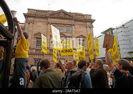 I manifestanti sia a favore che contro la monarchia si riunirono a Royal Mile, Edimburgo, Scozia, Regno Unito il 5 luglio 2023. Le proteste miravano a re Carlo 111 mentre frequentava il servizio nazionale del Ringraziamento e della dedica. Arch White/alamy Live news. Foto Stock