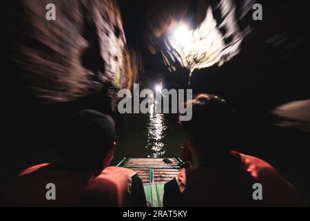 Fai un giro in barca attraverso Dot Cave nelle montagne carsiche di Trang An, Ninh Binh, Vietnam Foto Stock