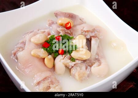 Trotters di maiale stufato (Pork Hock，Pig Feet）con fagioli di soia, Laoma Tihua Foto Stock