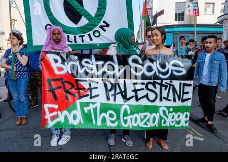 I manifestanti pro-palestinesi che portano con sé un cartello sono raffigurati mentre prendono parte a una marcia di protesta pro-palestinese Nakba attraverso Bristol. 15 maggio 2018 Foto Stock