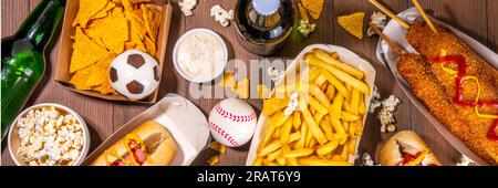 Piatti tradizionali dello stadio e birra di sottofondo, set di vari tipi di baseball, pallacanestro, tifosi di football e spuntini dello stadio, patatine, salse, hot dog, wi-fi Foto Stock