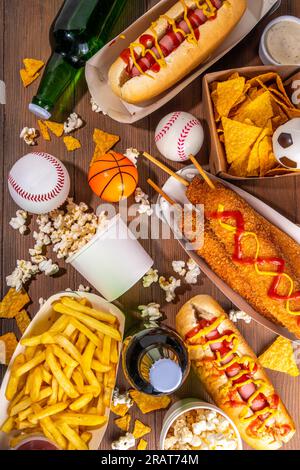 Piatti tradizionali dello stadio e birra di sottofondo, set di vari tipi di baseball, pallacanestro, tifosi di football e spuntini dello stadio, patatine, salse, hot dog, wi-fi Foto Stock