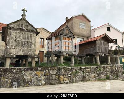 costruzioni in pietra fatte a mano utilizzate per la conservazione dei cereali Foto Stock