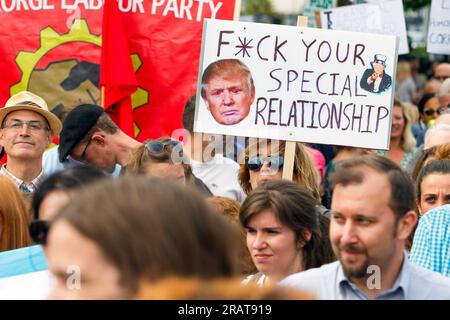 Il giorno in cui il presidente degli Stati Uniti Donald Trump arriva nel Regno Unito, i manifestanti vengono fotografati a Bristol per partecipare a una marcia di protesta e a una manifestazione. 12 luglio 2018 Foto Stock